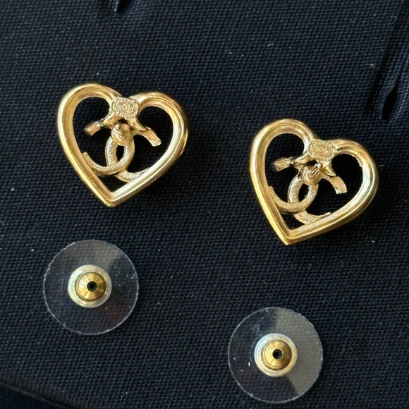 Chanel crystal cc logo heart stud earrings - Picture 3 of 5